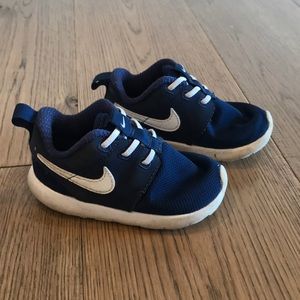 Toddler navy Nike sneaker